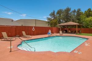 Bazén v ubytování Quality Inn Baytown - Houston East nebo v jeho okolí