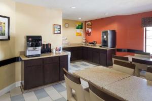 Kuchyň nebo kuchyňský kout v ubytování Quality Inn Baytown - Houston East