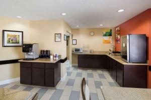 Kuchyň nebo kuchyňský kout v ubytování Quality Inn Baytown - Houston East