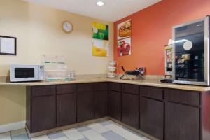 Kuchyň nebo kuchyňský kout v ubytování Quality Inn Baytown - Houston East