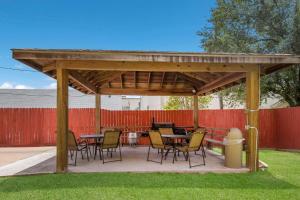 Patio nebo venkovní prostory v ubytování Quality Inn Baytown - Houston East