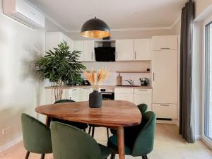 Кухня или мини-кухня в My Baltic Sea - Ferienwohnungen im Seaside House
 +141 фотография