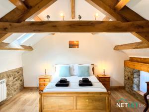 une chambre avec un lit dans un grenier dans l'établissement Hafan Hedd - Romantic Rural Retreat in Pembrokeshire, à Solva