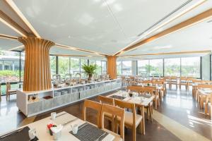 Restaurace v ubytování Na Tree Tara Riverside Resort Amphawa Damnoensaduak