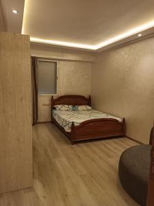 Schlafzimmer mit einem Bett und einem Fenster in der Unterkunft Aprt Hassan rba in Rabat
