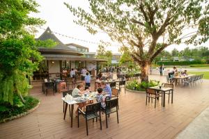 Restaurace v ubytování Na Tree Tara Riverside Resort Amphawa Damnoensaduak