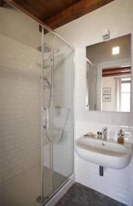 un baño con lavabo y ducha en Casa Miqvà - Rooms in shared apartment, en Palermo 26 fotos más