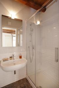 un baño con lavabo y ducha en Casa Miqvà - Rooms in shared apartment, en Palermo