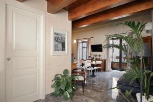 sala de estar con puerta blanca y comedor en Casa Miqvà - Rooms in shared apartment, en Palermo