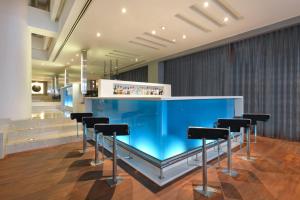 um lobby com um bar com bancos em frente em BelAire Bangkok Sukhumvit - SHA Extra Plus em Bangkok
