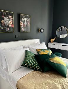 een slaapkamer met een bed met witte lakens en kussens bij DownTown Apartments in Rhodos-stad