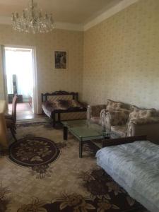 sala de estar con sofá y mesa en Guest House Kumayri, en Gyumri