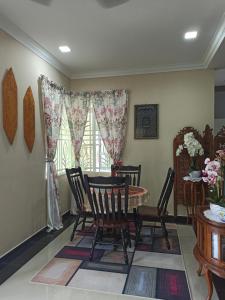 a dining room with a table and chairs at Darney's Homestay Kg Bangau Tanjung in Temerloh