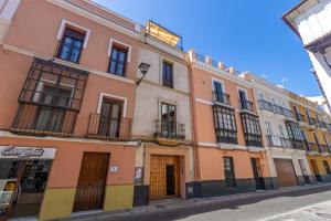 ein Gebäude an der Straßenseite in der Unterkunft Puerta San Esteban in Sevilla