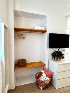 een woonkamer met een tv en een houten plank bij DownTown Apartments in Rhodos-stad +73 foto's