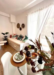 een woonkamer met een tafel en een bank bij DownTown Apartments in Rhodos-stad