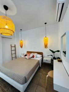 een slaapkamer met een bed, een bureau en 2 verlichting bij DownTown Apartments in Rhodos-stad
