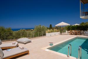 basen w willi z widokiem na ocean w obiekcie HYADES VILLAS LEFKADA w mieście Agios Nikitas