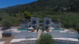 widok z lotu ptaka na dom z basenem w obiekcie HYADES VILLAS LEFKADA w mieście Agios Nikitas