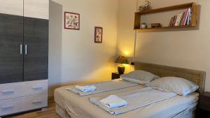 A bed or beds in a room at Bristol Apartments