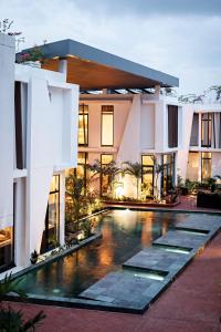 Басейн в или близо до La Maison Palmier Abidjan, a Member of Design Hotels