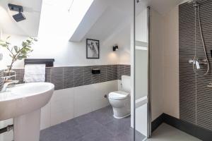 łazienka z toaletą i umywalką w obiekcie Malaga Center Flat - SoHo Center Apartments w Maladze +25 zdjęć