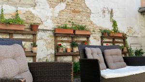 A seating area at Bristol Apartments Még 7 kép