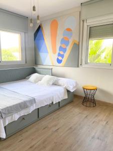 Säng eller sängar i ett rum på Rocamar Villa Private Pool & 5min to the Beach by Olala Homes