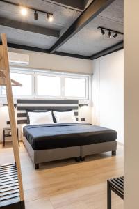ein Schlafzimmer mit einem Bett in einem Zimmer in der Unterkunft Ermoo Athens Modern Living in Athen
