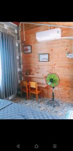 a room with a table and two chairs and a table and a table at Homestay Nhà Muội in Quy Nhon