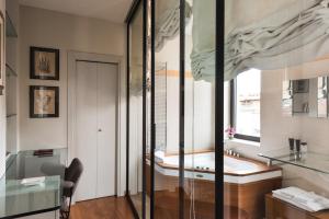 łazienka z wanną i oknem w obiekcie Idyllia - Penthouse in Navona Area w Rzymie +37 zdjęć