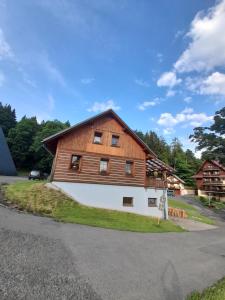 un grande fienile di legno sul ciglio di una strada di Apartmány u Gothaje a Rokytnice nad Jizerou