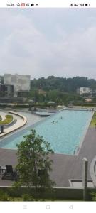 een groot zwembad waar mensen in zwemmen bij Hyve Soho Suite - Netflix in Cyberjaya