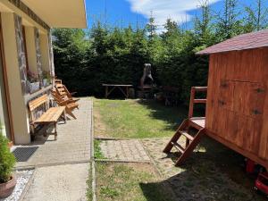 Vonkajšia záhrada v ubytovaní Apartmán Laza