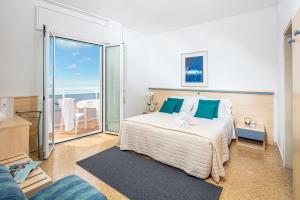 1 dormitorio con 1 cama y vistas al océano en Hotel Condor, en Lido di Jesolo