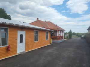 dom z podjazdem obok budynku w obiekcie Alexandra vendégház w Tiszaújváros