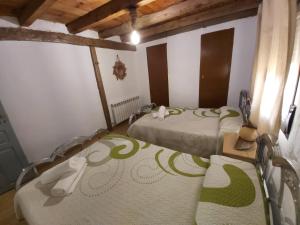 Zimmer mit 2 Betten in einem Zimmer in der Unterkunft CASA DEL ABUELO Viana de Duero Soria in Viana de Duero