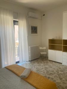 1 dormitorio con 1 cama y 1 silla en Dimora AnVi, en Bari