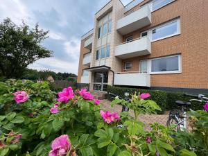a building with pink flowers in front of it at Sonnenidyll in Westerland