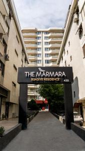 イスタンブールにあるThe Marmara Suadiye Residenceの建物前の拉致射撃場の看板