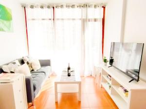 TV a/nebo společenská místnost v ubytování Sweet Friendly Holiday Home