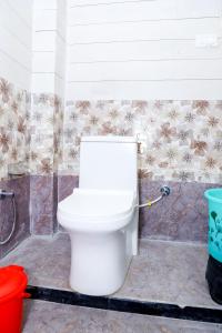 La salle de bains est pourvue de toilettes blanches. dans l'établissement Hotel meera heritage, à Pushkar