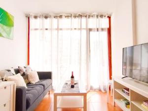 TV a/nebo společenská místnost v ubytování Sweet Friendly Holiday Home