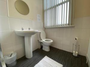 La salle de bains est pourvue d'un lavabo et de toilettes. dans l'établissement Spacious Victorian Double Room 2, à Doncaster