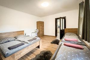 um quarto com duas camas num quarto em Kergemókus Vendégház em Nagyberki