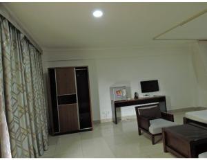 TV a/nebo společenská místnost v ubytování Sky Hotel Nairobi