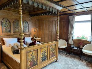 ein Schlafzimmer mit einem Himmelbett in einem Zimmer in der Unterkunft Hotel Schwarzwaldhof in Hinterzarten