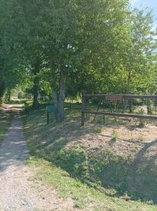 Vonkajšia záhrada v ubytovaní Maisonnette en campagne "Le Rocher"
