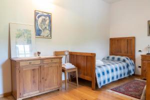 ein Schlafzimmer mit einem Bett und einer Kommode in der Unterkunft Cà dei Giani in Montagnaga