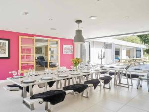 En restaurant eller et andet spisested på Cheltenham's Most Luxurious House